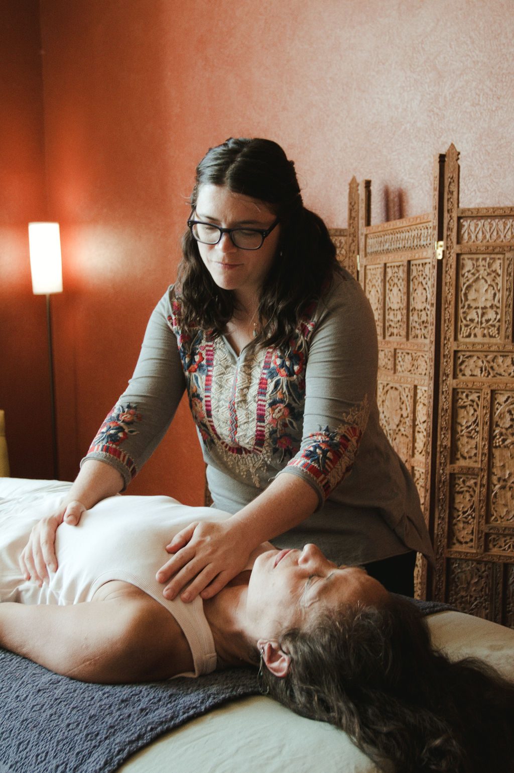Gabrielle Díona providing hands-on bodywork with a client