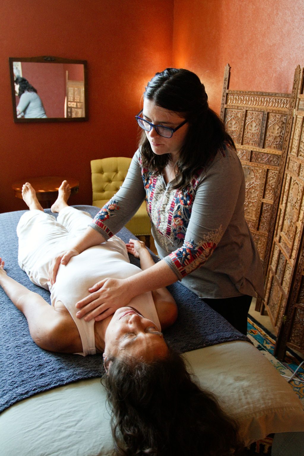 Gabrielle Díona providing hands-on bodywork with a client